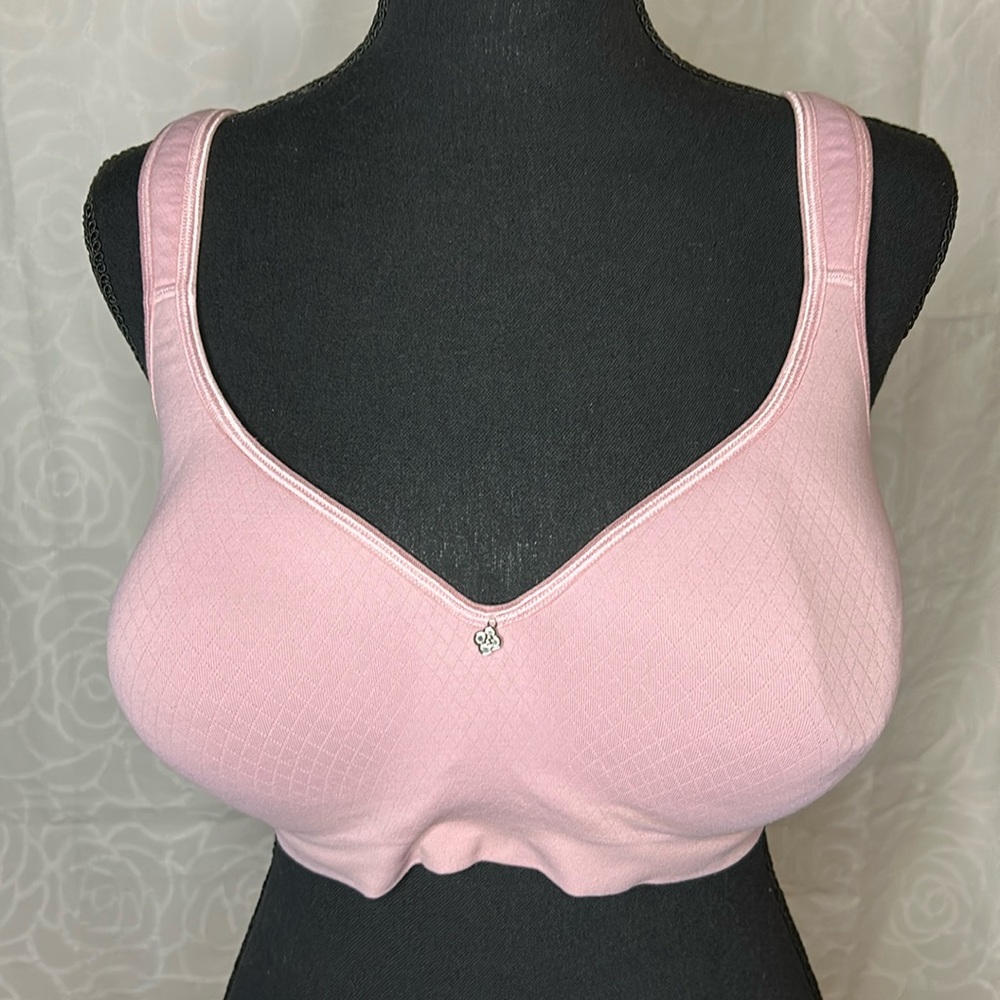 BREEZIES pale pink softly padded bra with underwire. Size 40 D.